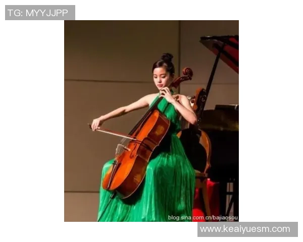 足球女神娜娜：从草根到巅峰，演绎传奇人生与绿茵场上的风采