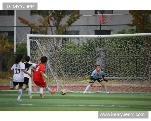 铁汉柔情的足球明星如何在绿茵场上展现坚韧与温情的完美融合